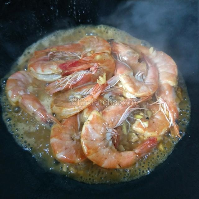 倒入腌好的基围虾