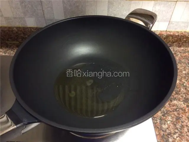热锅倒油烧至八成热。