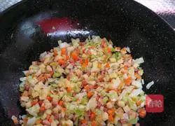 Illustration of how to stir-fry three diced cabbage 7