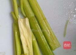 芹菜炒腊肠的做法图解1