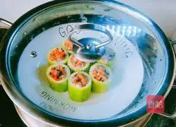 Illustration of how to make meat-stuffed loofah for babies to relieve summer heat 5