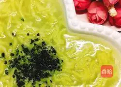 Illustration of how to make pea noodles 12