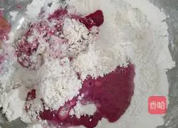 Illustration of how to roll the dragon fruit noodles by hand 1