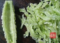 金镶翠(苦瓜炒蛋)的做法图解2