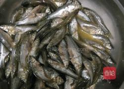 炸小鱼的做法图解3