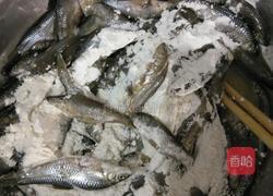 炸小鱼的做法图解4