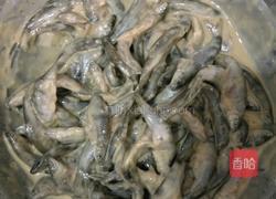 炸小鱼的做法图解5