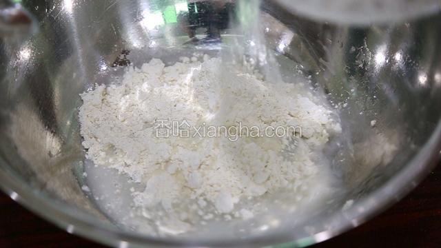 大盆内入脆炸粉，用冰水开成粉浆。