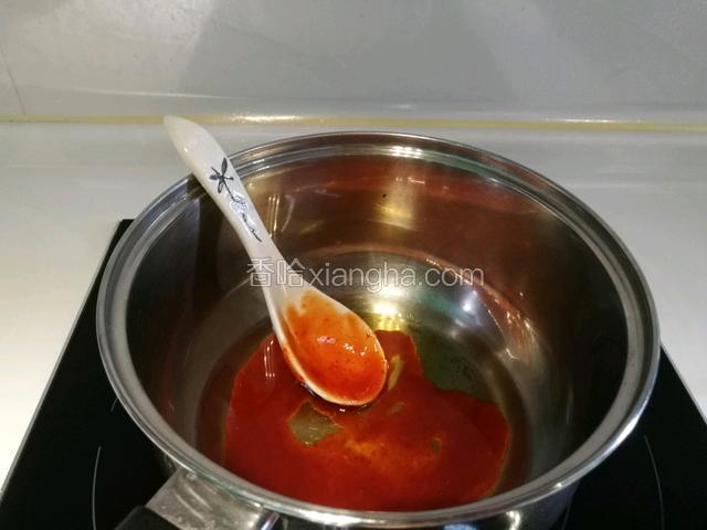 深锅加油30mI，油热后放入蕃茄酱