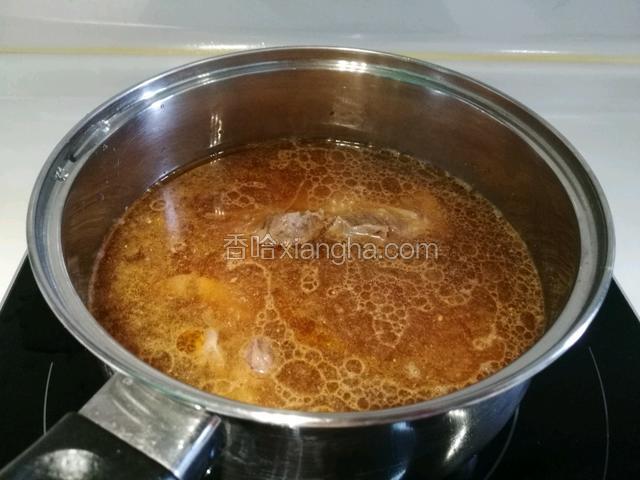 倒入黄汁粉、4g食盐，加入焯好的牛尾和清水，使汤汁漫过牛尾