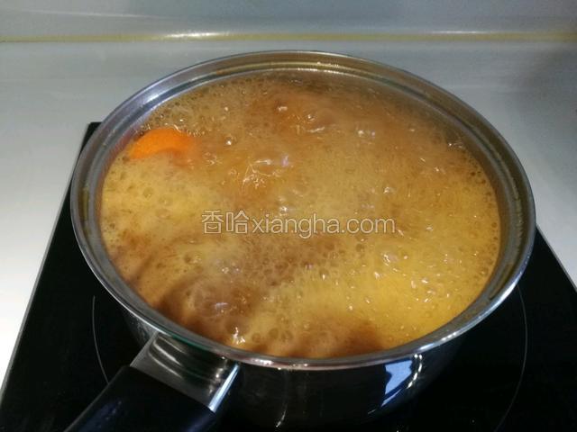 用筷子戳牛尾上的肉，感觉足够酥烂的时候加入胡萝卜大火收汁，待胡罗卜煮熟先捞出来备用
