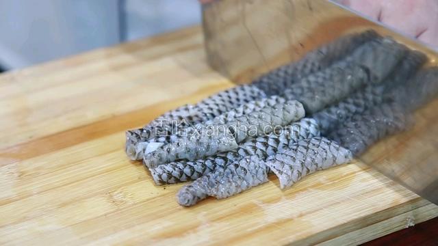 捞起吸干水分，鱼皮切成5cm长的小段