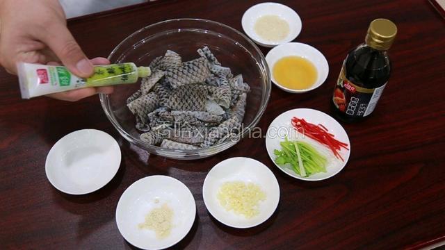 盘内加入劲霸青芥辣，劲霸刺身鲜露，詹王上汤鲜鸡粉等主料和调料