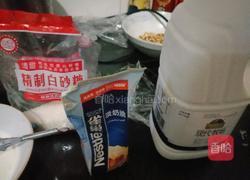 牛奶小方糕的做法图解1