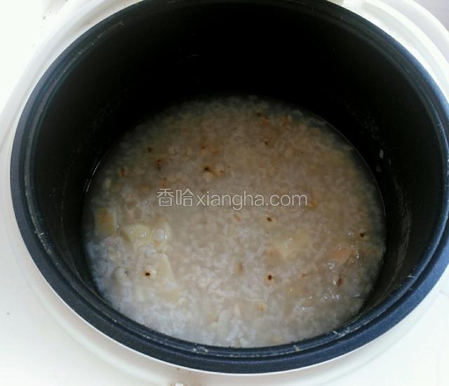 把粥煮粘稠即可。