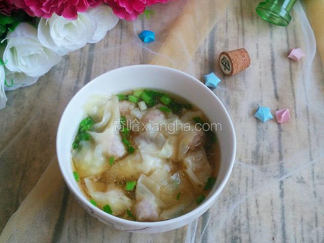 小葱切葱花放碗内，放入少许盐，生抽，芝麻油，再冲入开水，盛入煮好的馄饨即可