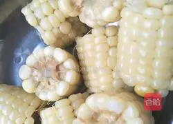 Illustration of how to make pork ribs, corn and yam soup 13