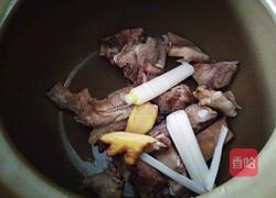 莴笋胡萝卜腊排骨汤的做法图解9