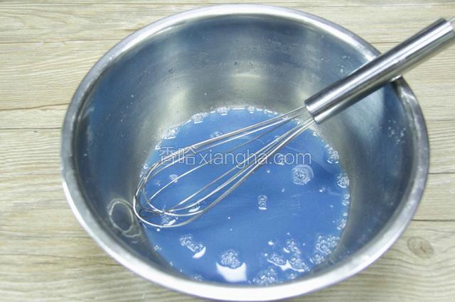 蝶豆花水中加入白砂糖A和奶粉搅拌均匀，搅打至白砂糖融化。