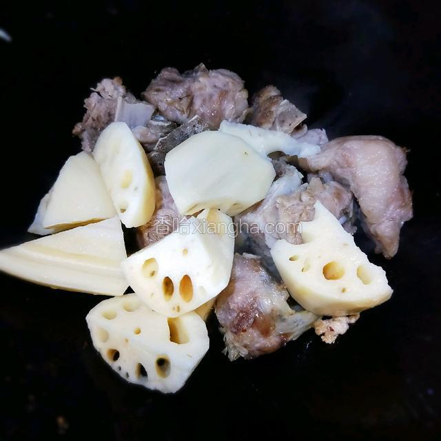 加入莲藕块一起翻炒