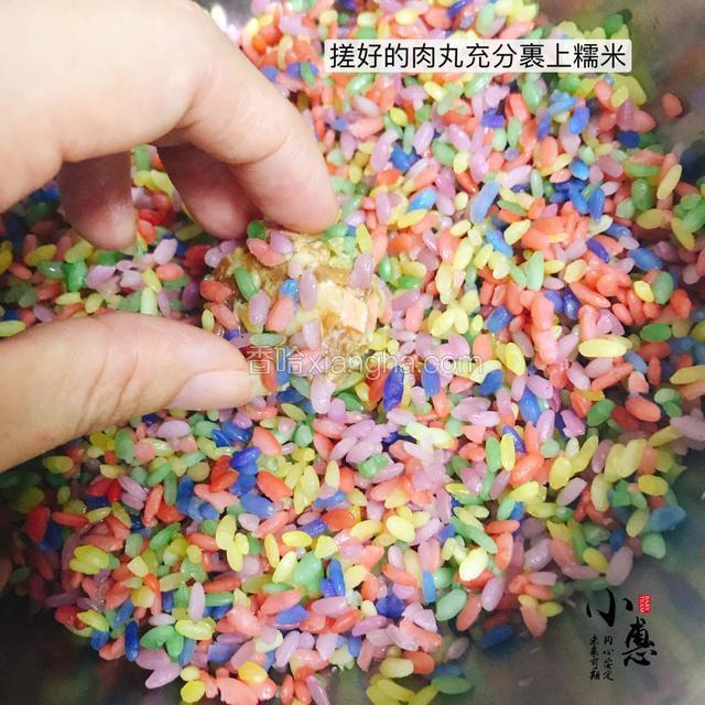 搓好的肉丸裹上糯米