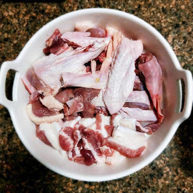 鸭肉切块，五花肉切片（不要太薄，稍微厚一点点）