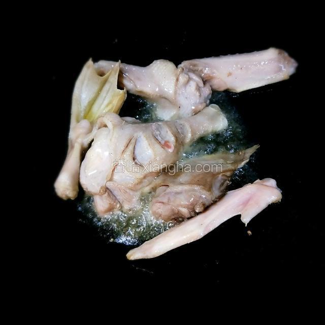 再放鸭头，鸭腿，鸭翅比较难熟的部位爆香，有内脏的话也在这一步加入