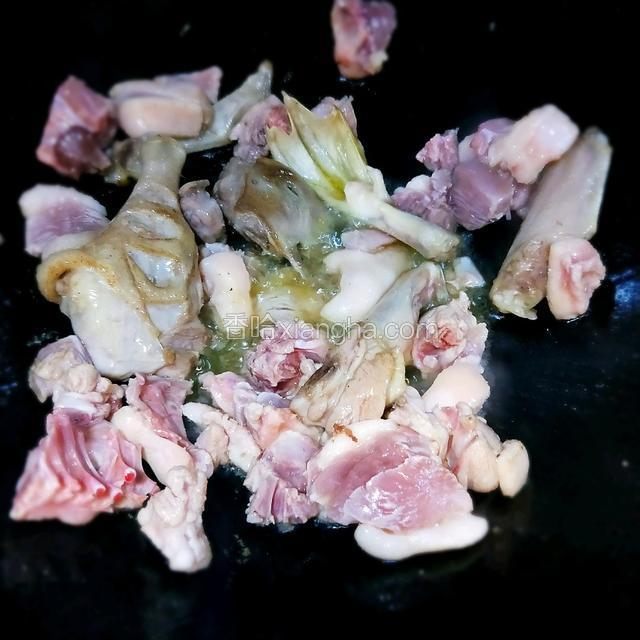 把剩下的鸭肉一起倒入锅中爆炒