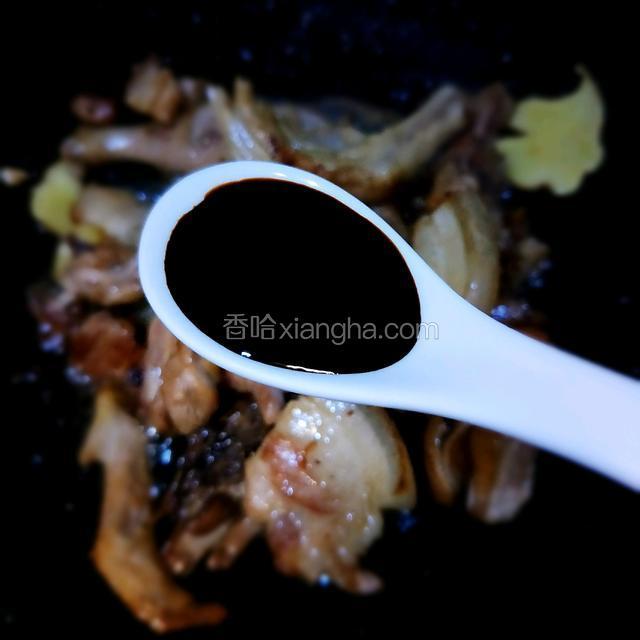 加入老抽均匀上色，再加生抽炒均匀