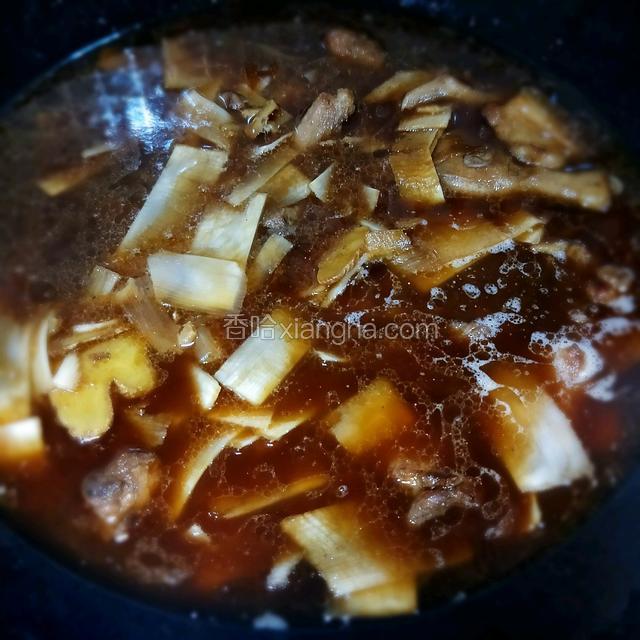 加水没过酸笋鸭肉大火煮开后小火焖