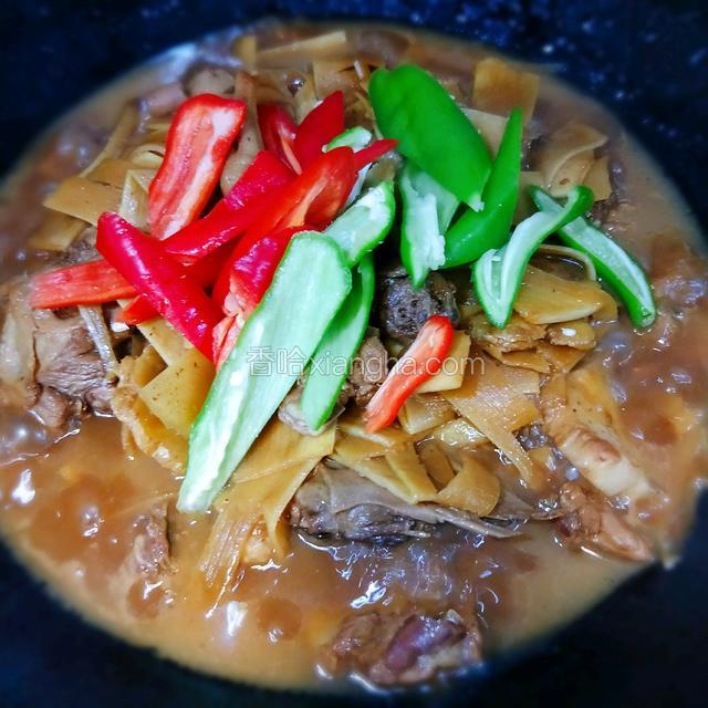 鸭肉煮烂后加入辣椒炒均匀即可，不需要煮烂，我选择的不辣的辣椒，为的是做出来的菜好看