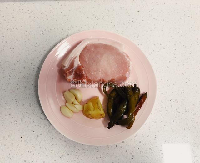 准备好主料和辅料
