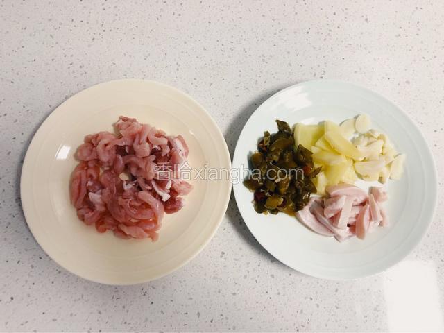 肉切片或切丝都可以，生姜、蒜瓣切片，辣椒切段备用。
肥肉分开放