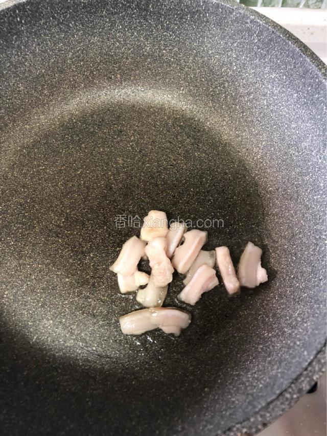 先将肥肉炒出油。