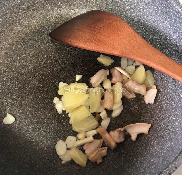 肥肉炒出油后有点像炸了的颜色，这个时候放入生姜和蒜再炒1分钟。