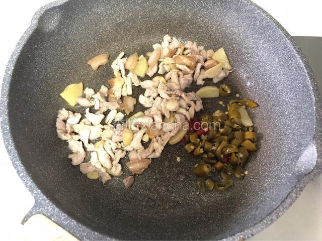 加入腌制好的肉，大火翻炒至变色。
大约2分钟后，再加入泡辣椒或者杭椒段。