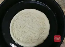 Illustration of how to make shrimp and bacon pizza 3