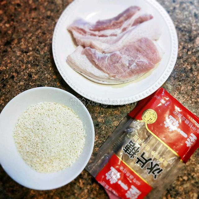 五花肉洗净，糯米洗净后用水泡一个晚上