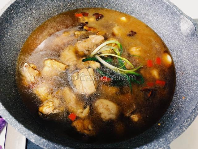 倒入热水，水没过鸡肉即可。