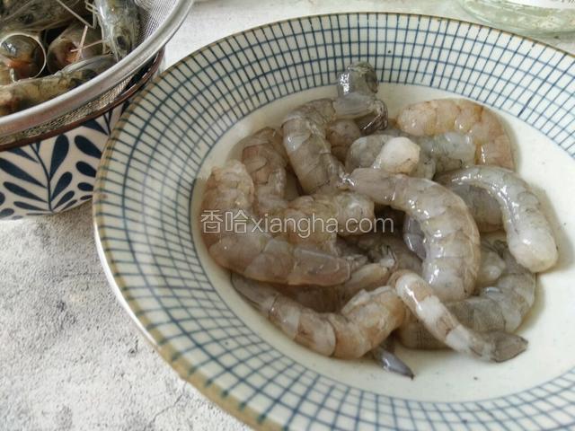 把虾头剥掉虾皮剥掉，只留虾仁
