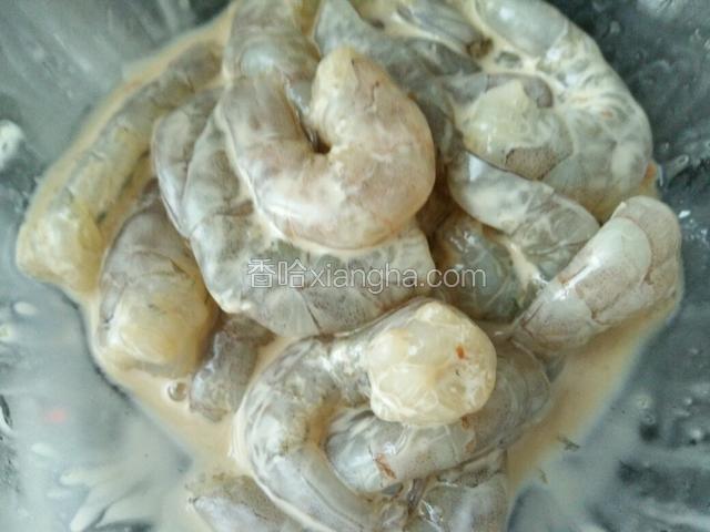加入料酒生抽和淀粉腌制虾仁