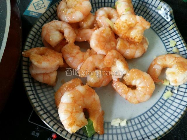 炒到颜色变红即可，盛出装盘