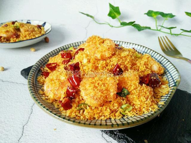 好了，美味的面包屑炒虾就做好了