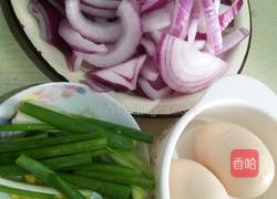 洋葱炒蛋的做法图解1