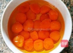 莲蓉蛋黄月饼的做法图解2