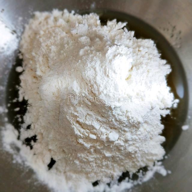 筛入低筋面粉，高筋面粉