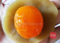 Lotus Paste and Egg Yolk Mooncake Recipe Illustration 7