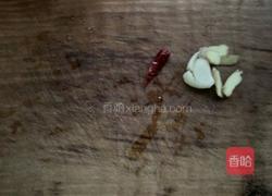 芹菜炒金针菇的做法图解1