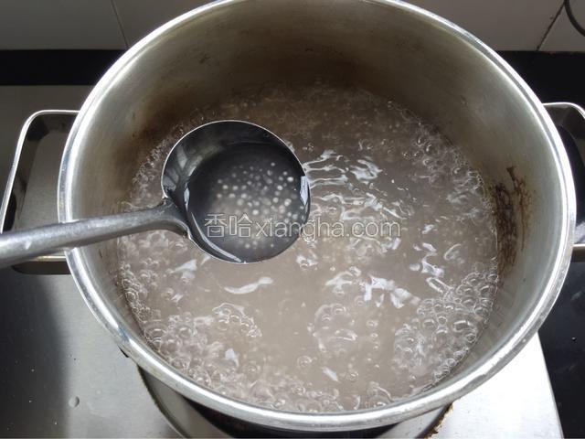 先煮西米，煮十五分钟后关火焖熟