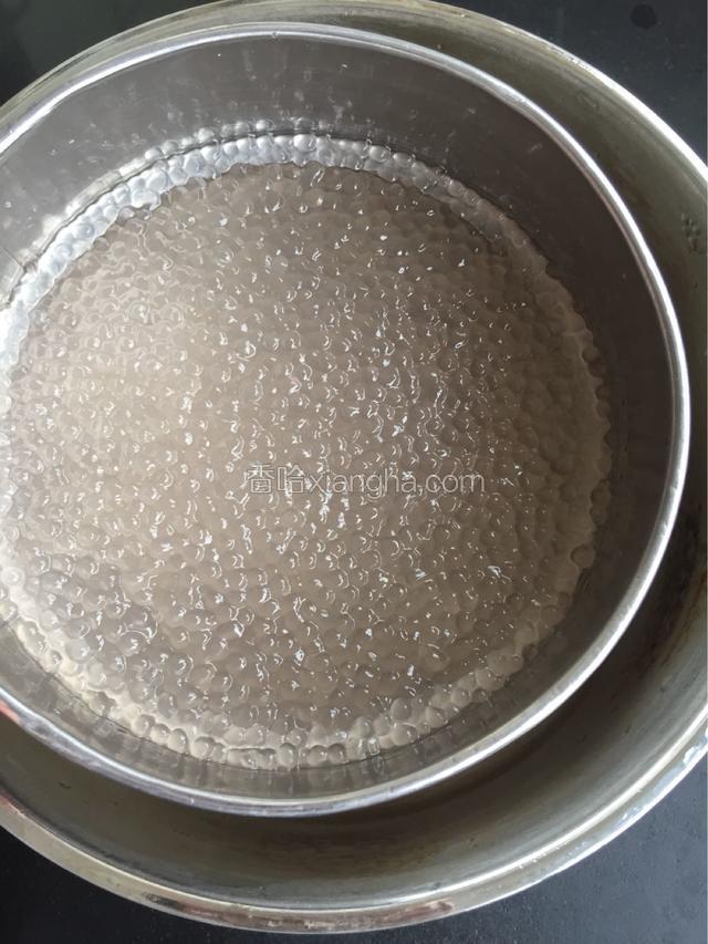 煮好的西米过凉水洗几遍，洗去黏糊的东西